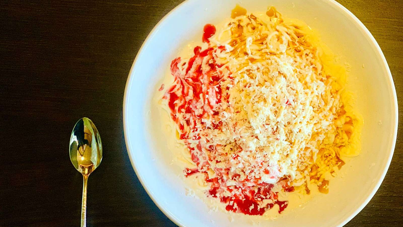 Spaghetti-Eis, das am Tisch frisch gepresst wird