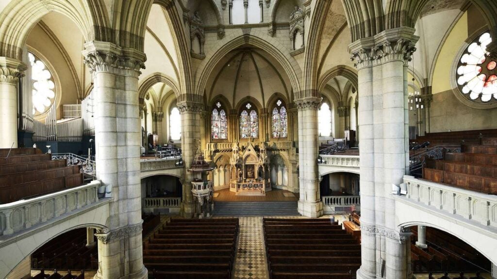 Im Inneren der evangelischen Sankt-Lukas-Kirche. Blick in die Haupthalle