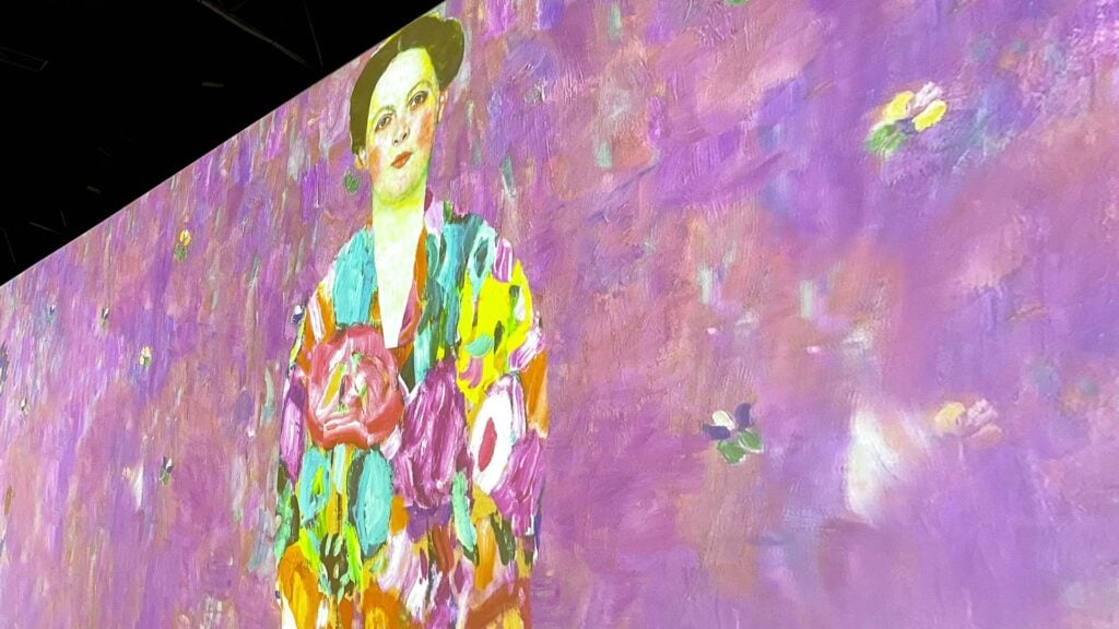 Die immersive Ausstellung „KLIMTS KUSS – Spiel mit dem Feuer“ im Utopia München