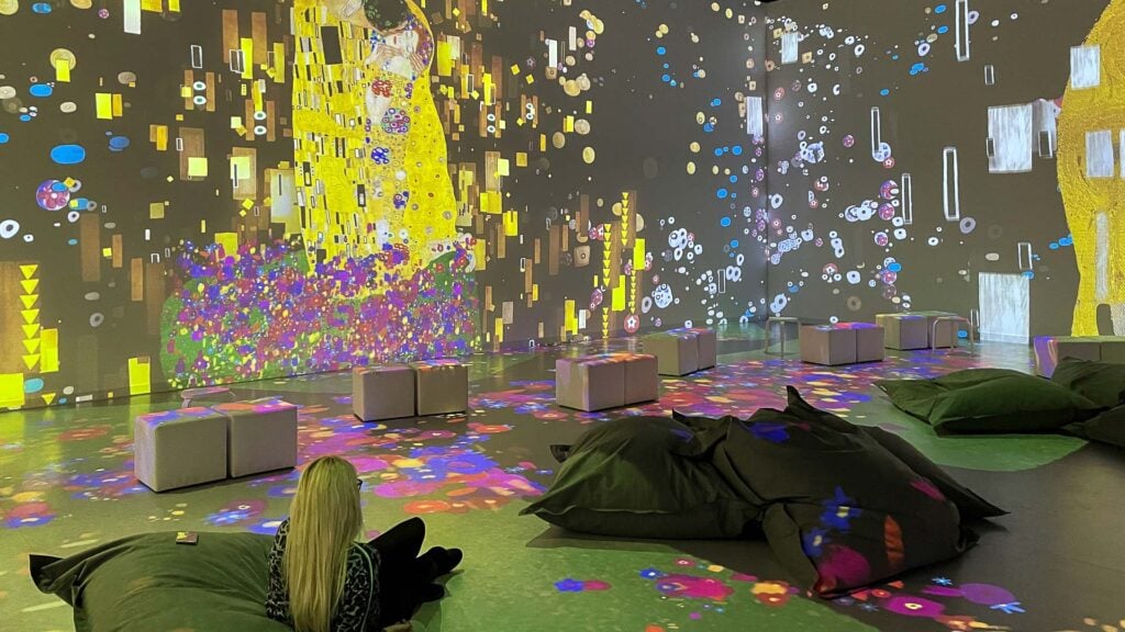 Die immersive Ausstellung „KLIMTS KUSS – Spiel mit dem Feuer“ im Utopia München