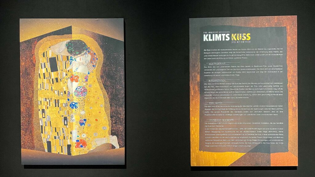 Die immersive Ausstellung „KLIMTS KUSS – Spiel mit dem Feuer“ im Utopia München