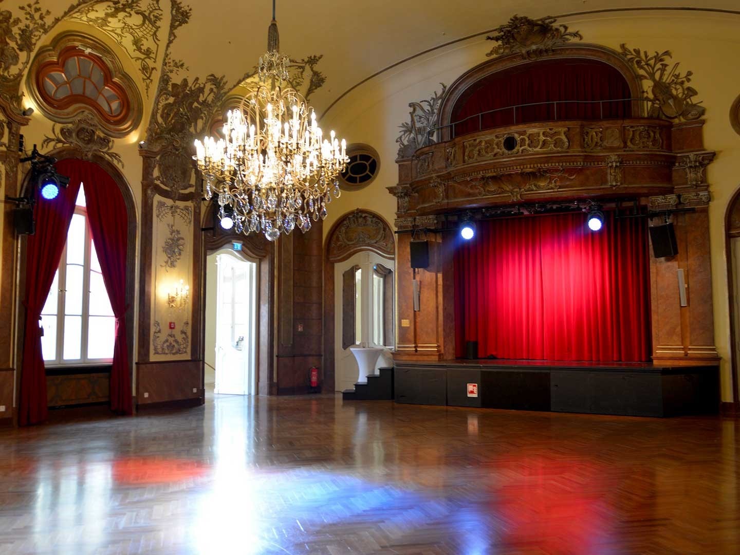 Die Münchner Lach- und Schießgesellschaft bespielt den wunderschönen Silbersaal des Deutschen Theaters