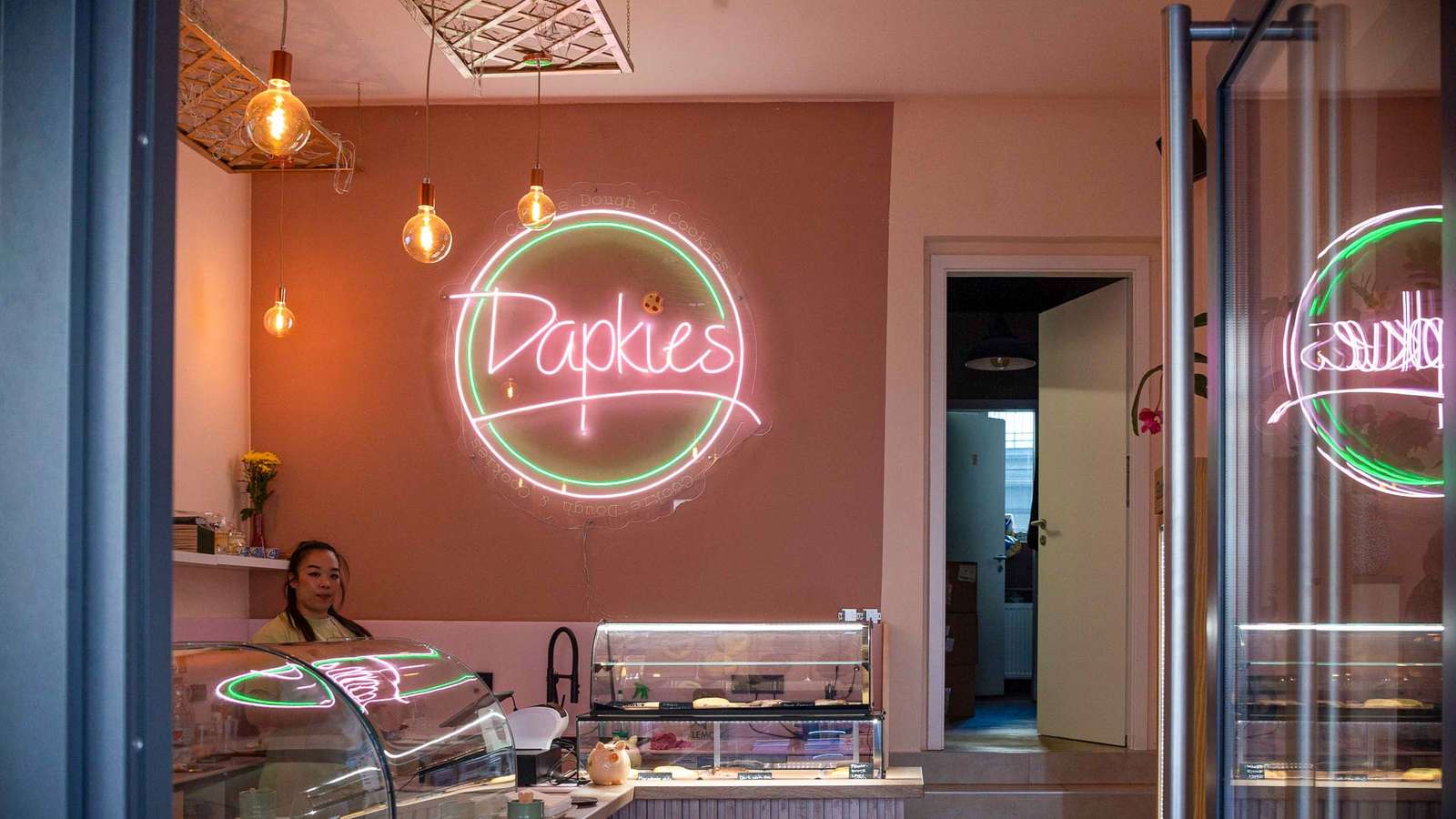 Das Dapkies ist Münchens erstes Café, das Keksteig zum Löffeln serviert
