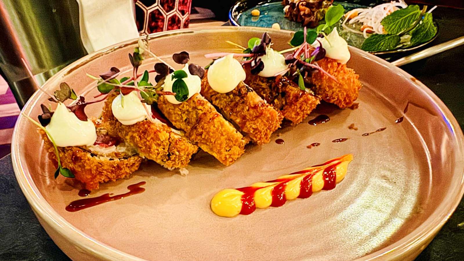 Crispy Sushi Rolls mit veganer Mayo und Sprossen auf rosa Teller im Akimy