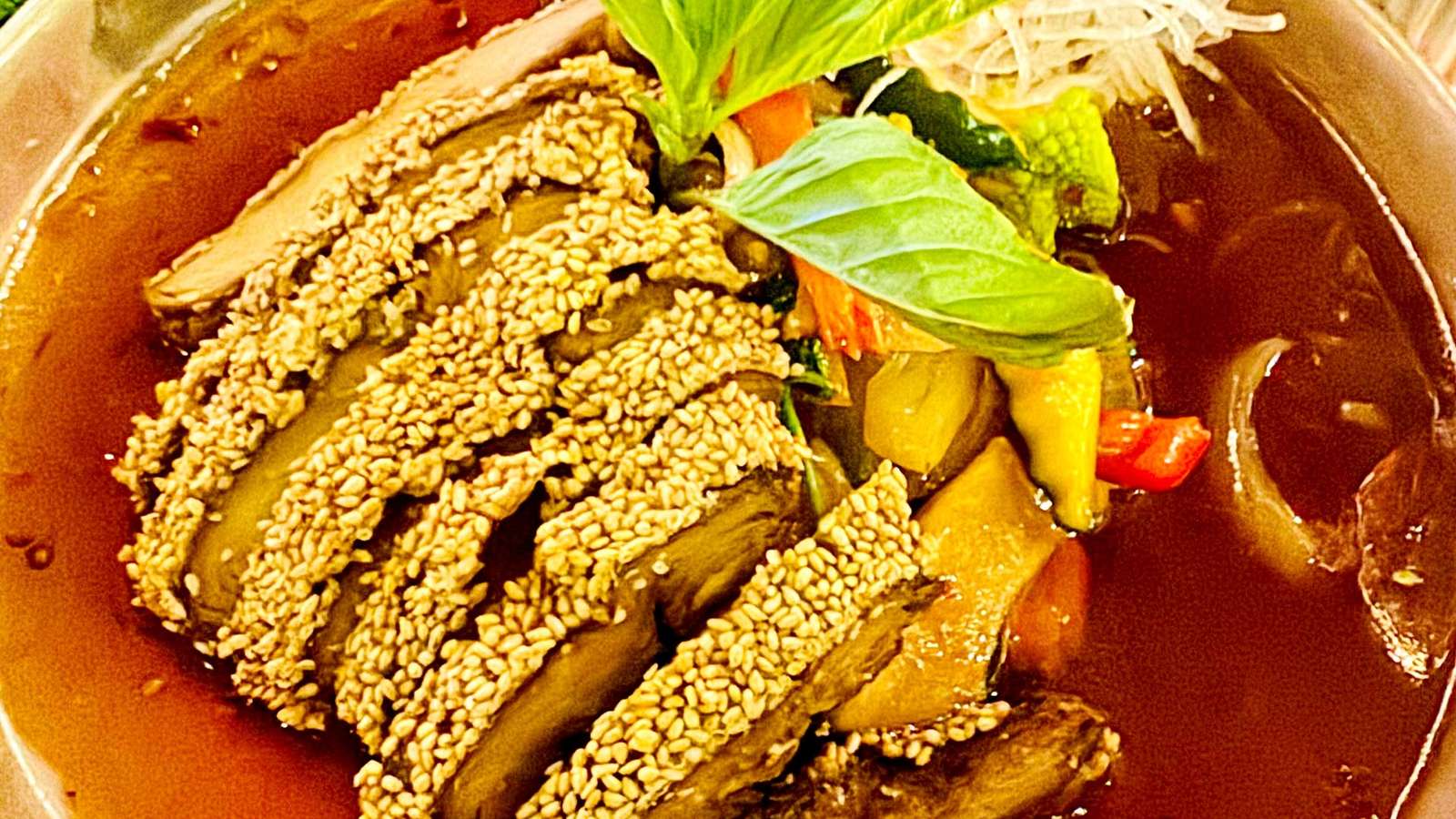 Vegane Ente im Sesammantel mit Gemüse in Soja-Basilikum-Soße