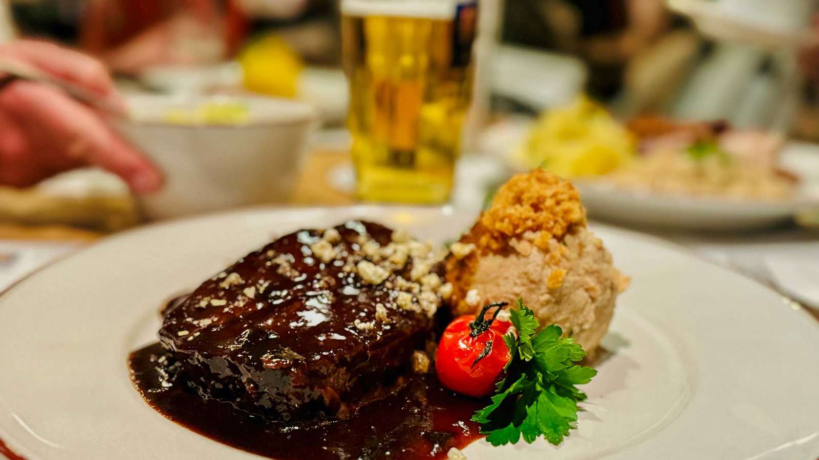 Böfflamott mit Semmelknödel und dunkler glasierter Soße