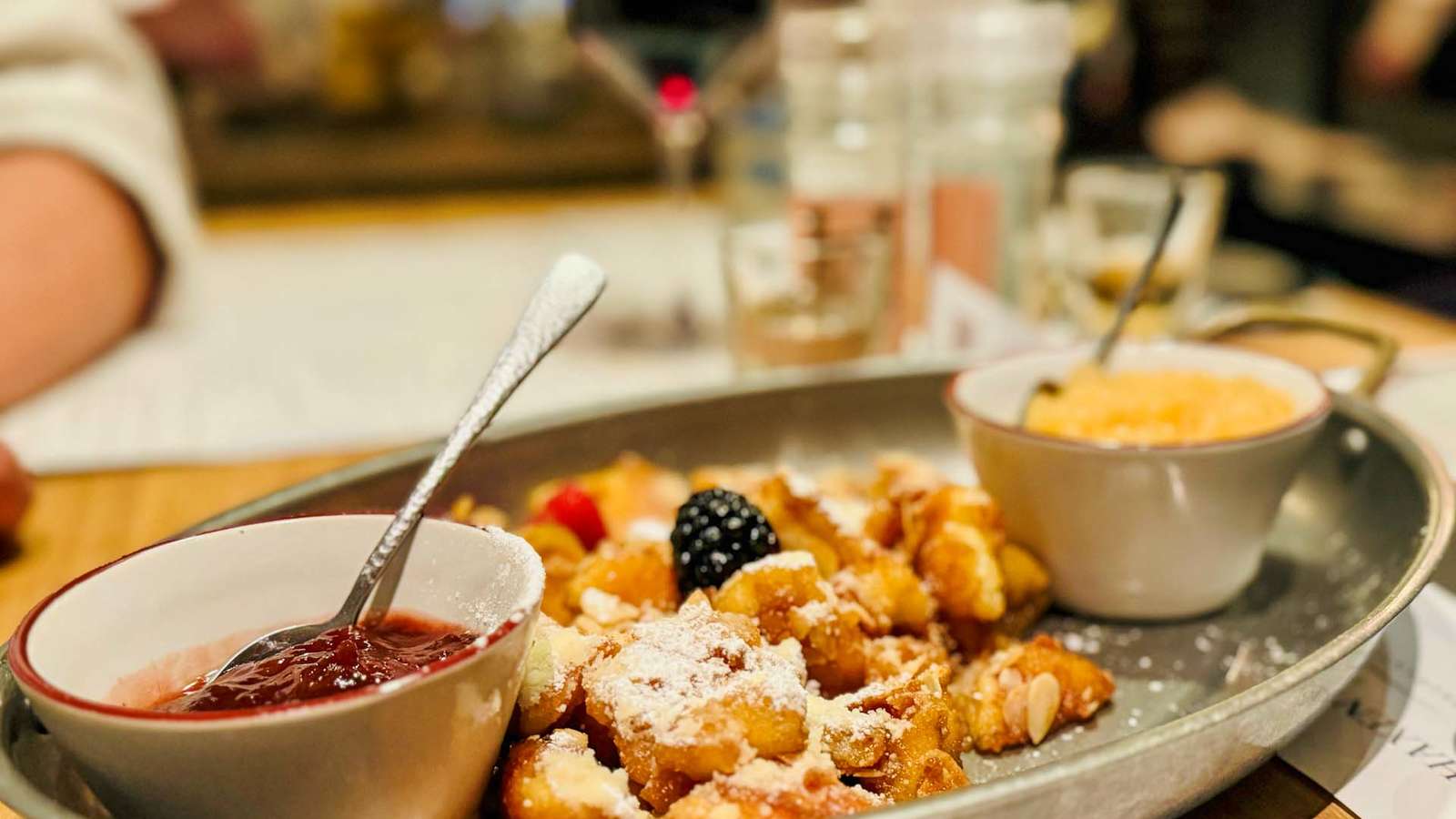 Kaiserschmarrn mit Puderzucker, Zwetschgenröster und Apfelkompott