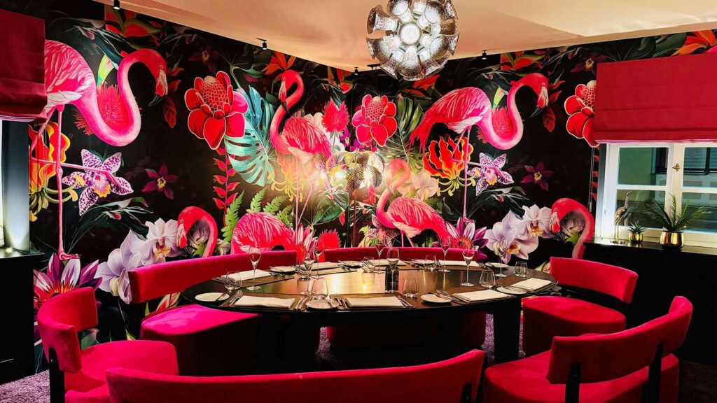 Ein Farbenrausch: Pink Flamingos im Champagner-Salon 