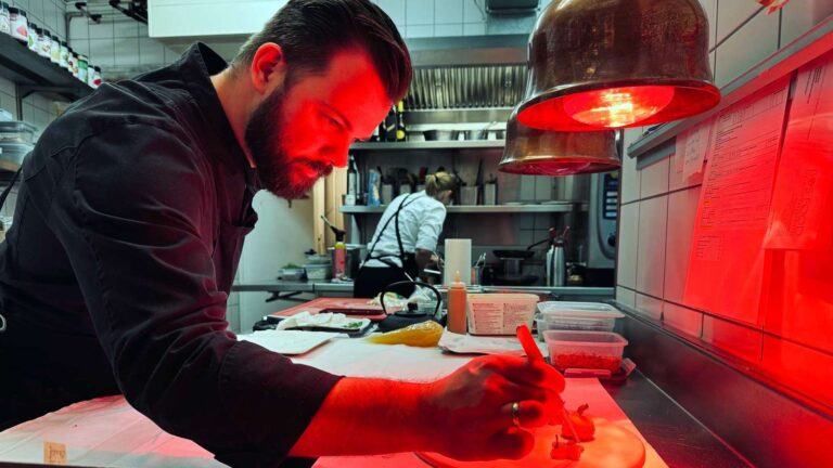 Sternekoch Florian Berger konzentriert bei der Arbeit