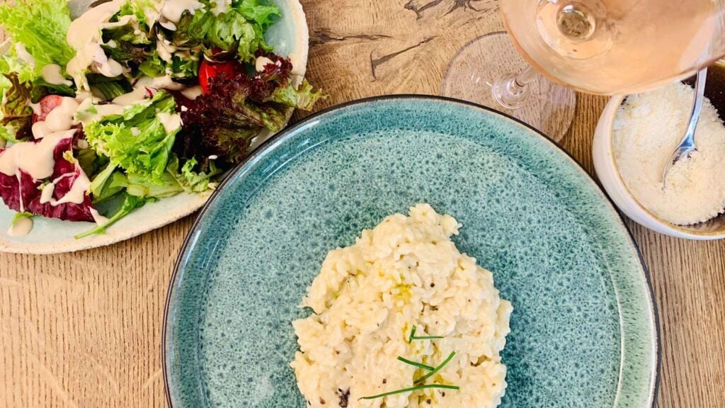 Trüffel-Risotto mit Salat und Rosé