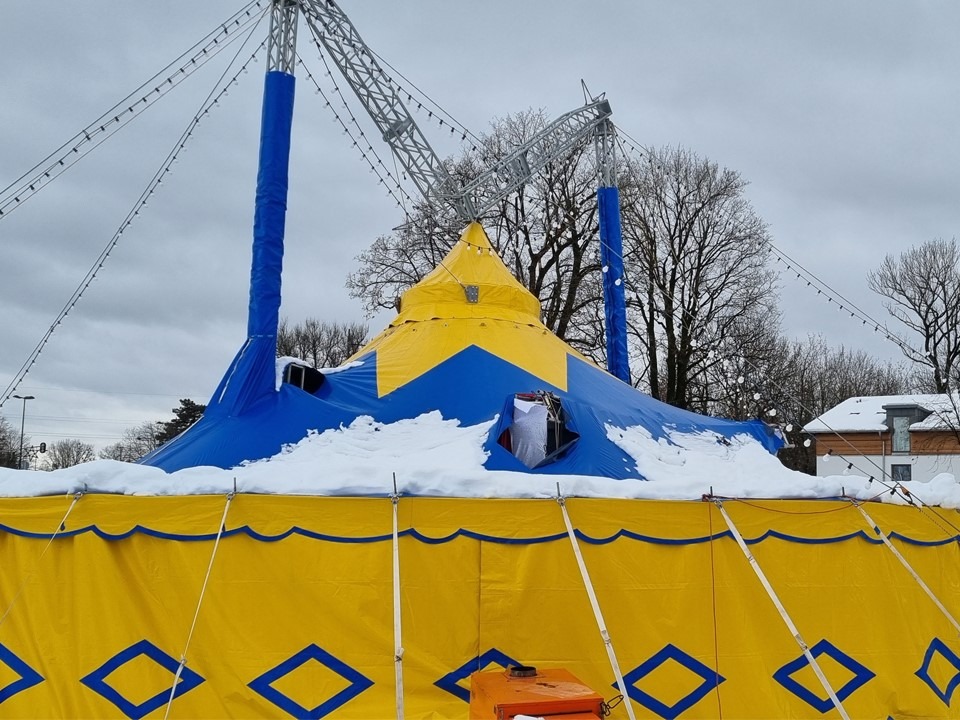 Der Mittelträger gebrochen, das Zeltdach gerissen - Die traurige Bilanz des Schneefalls für den Kindercircus Roberto