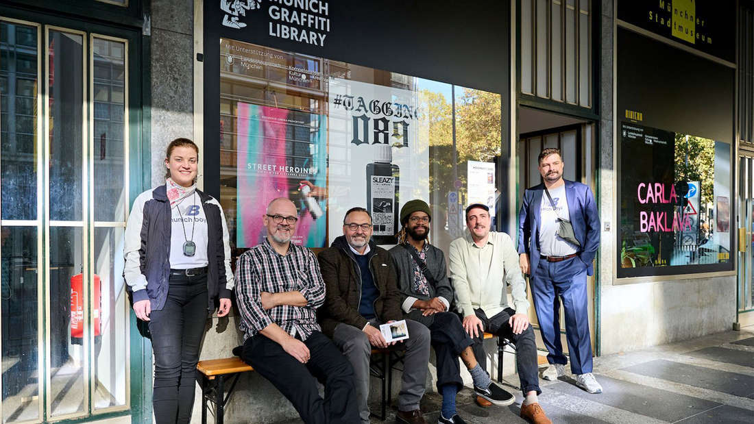 Kulturreferent Anton Biebl mit den Akteuren und Akteurinnen der Munich Graffiti Library