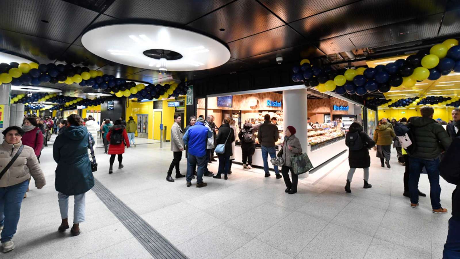 Das neue U-Bahnhof-Zwischengeschoss mit Läden am Sendlinger Tor