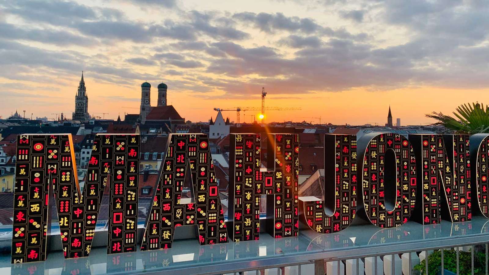 Unbezahlbarer Ausblick mit exotischer Küche: Mahjong Roof Garde