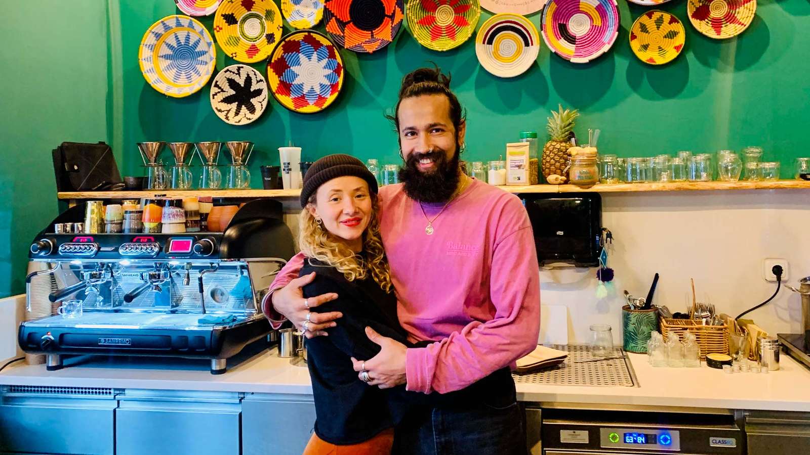 Sonne im Herzen: Samira und Lucky vom A Small Café