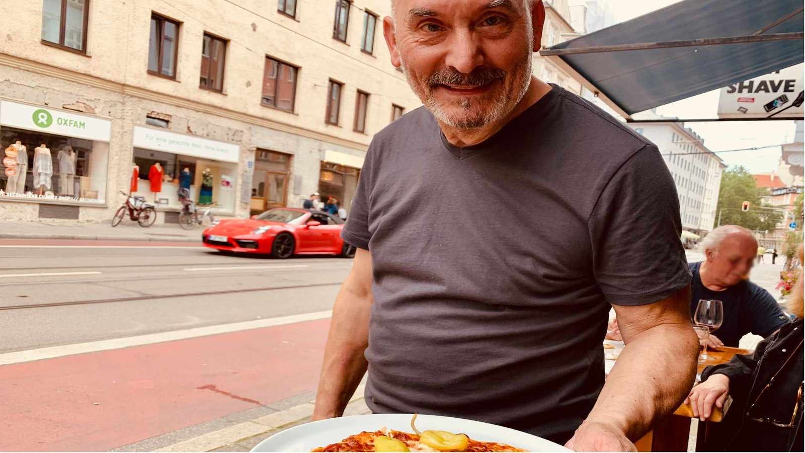 Salvatore „Salvo“ Cavallo serviert die letzte Pizza