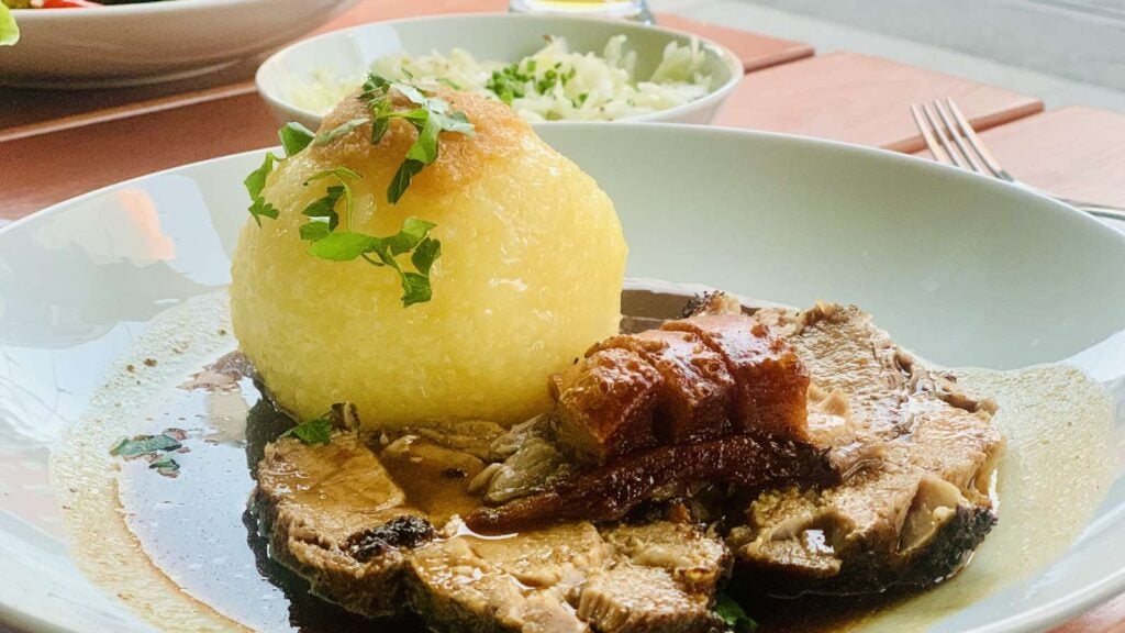 Schweinsbraten mit Semmelknödel