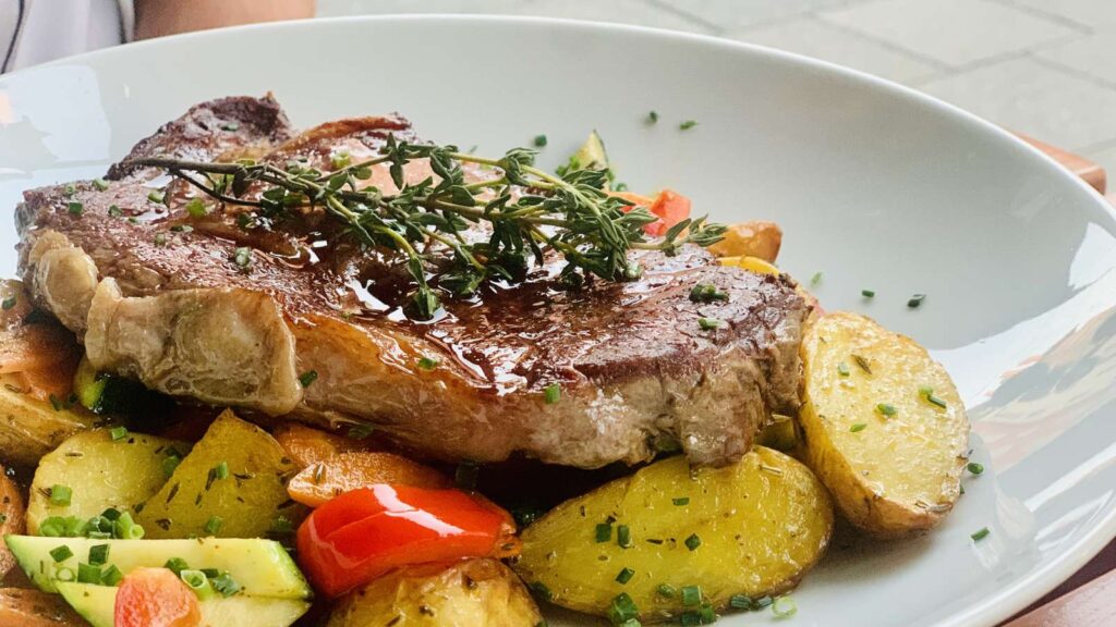 Ribeye Steak auf Ofengemüse