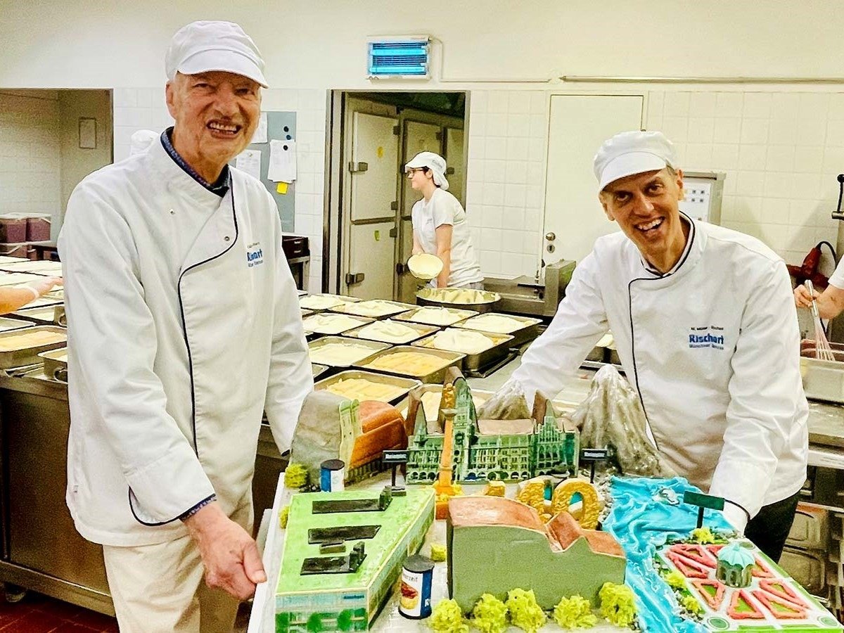 Gerhard Müller-Rischart (l.) und Sohn Magnus beim 140. Geburtstag des Backhauses