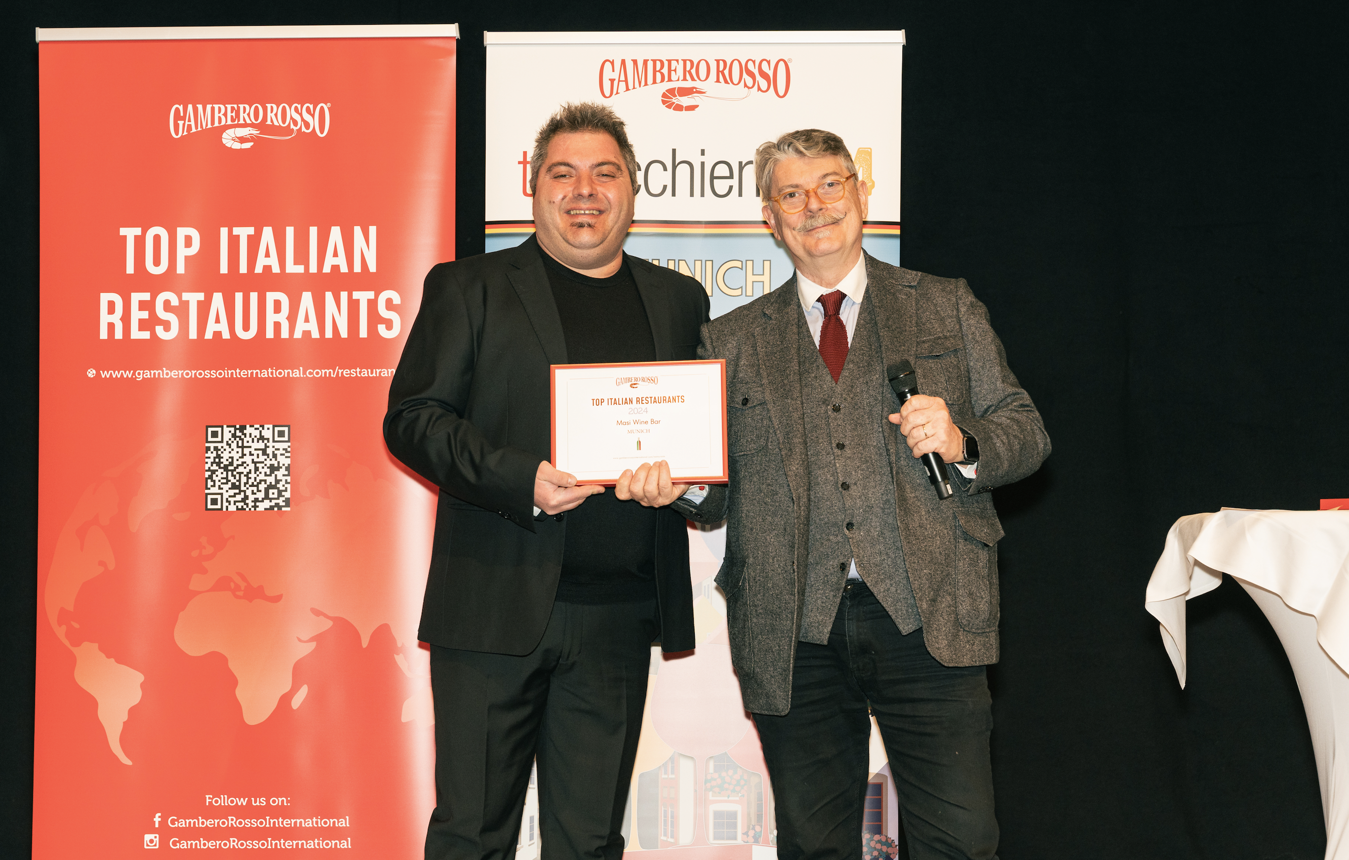 Vitangelo Galluzzi, Head of Hospitality Services bei Masi Wine Experience, bei der Preisverleihung des Gambero Rosso mit Marco Sabellico