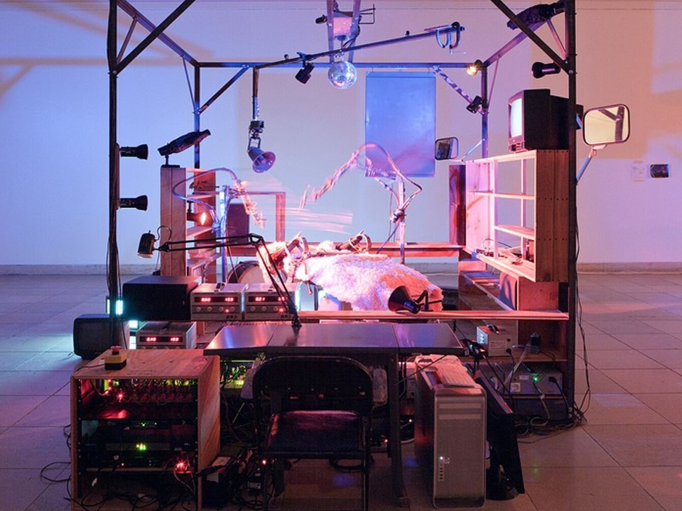 Inspiriert von „In der Strafkolonie“: Janet Cardiff & George Bures Miller, The Killing Machine, 2007. Mixed-Media-Installation