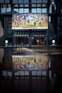 Dalí: Spellbound - Erste Bilder von der Ausstellung im Fat Cat 
