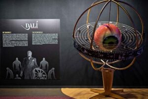 Dalí: Spellbound - Erste Bilder von der Ausstellung im Fat Cat 