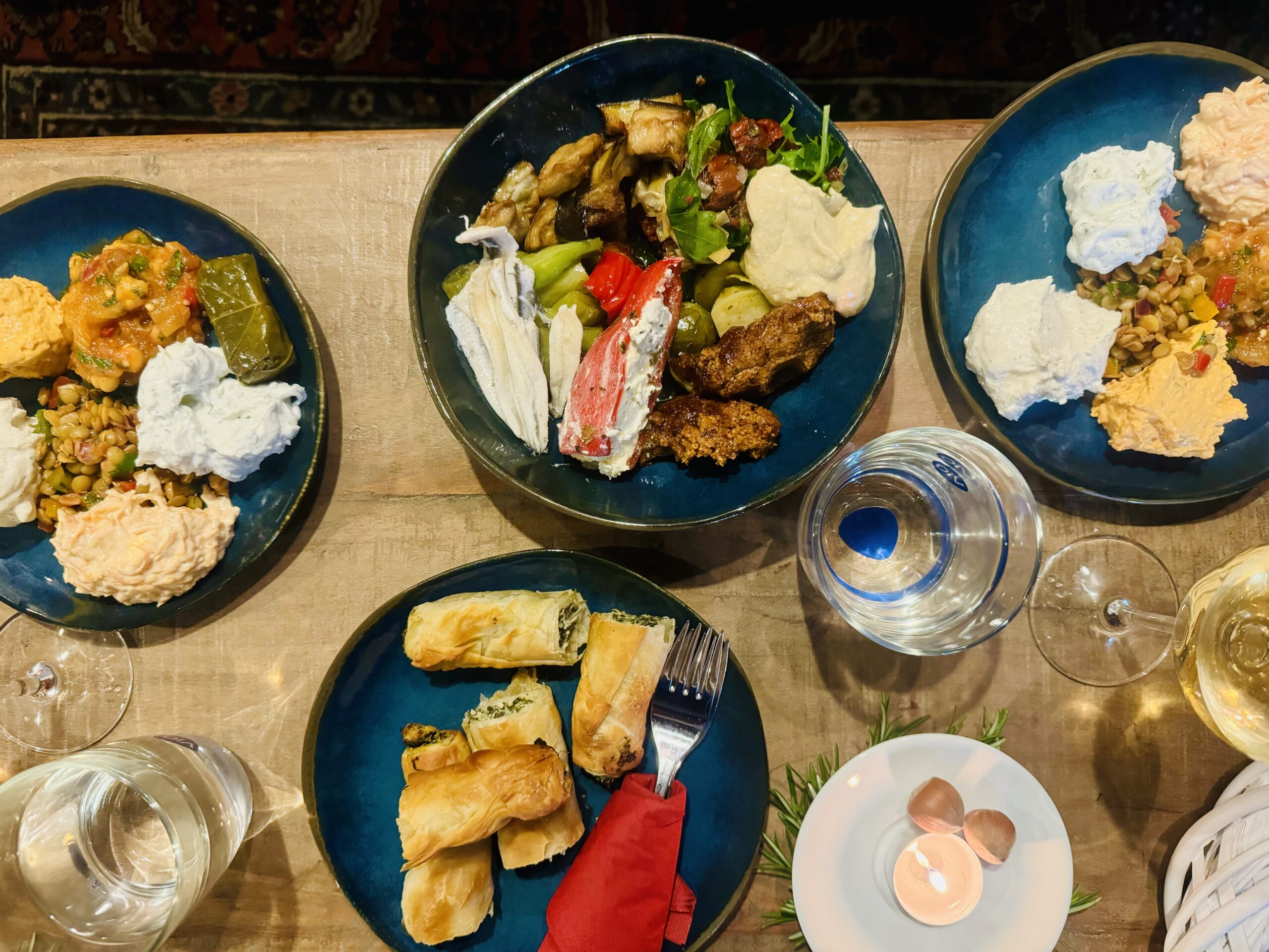 Meze, Dips und Salate auf einem gedeckten Tisch im Kara Kazan