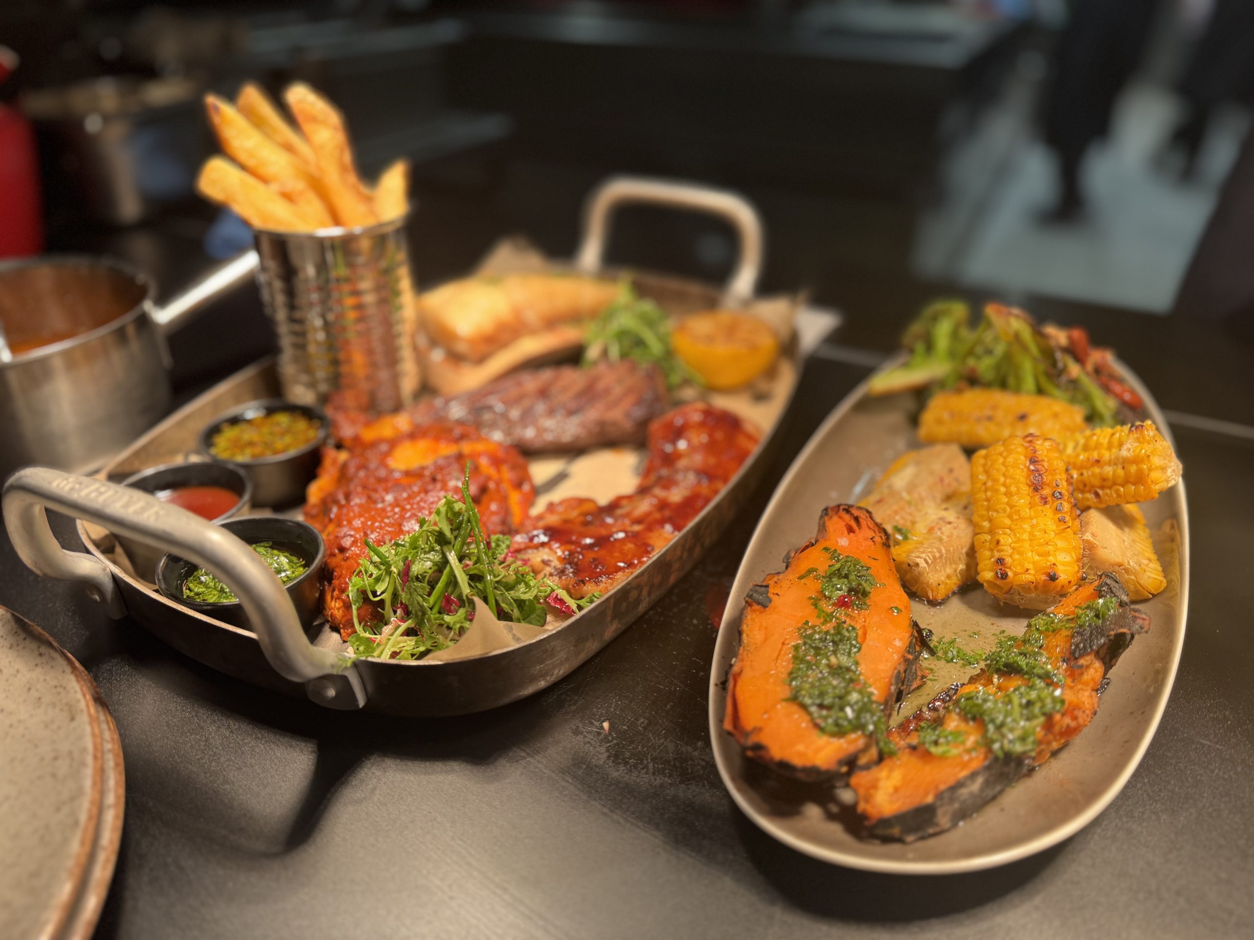 Grillplatte mit Maishendl, Schweinebauch, Wagyu-Onglet und Beilagen frisch vom Josper Grill
