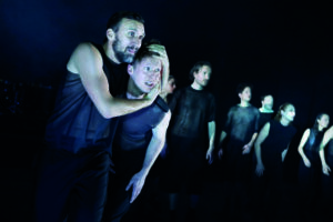 Theater im Mai: Von der Liebe, die bitter schmerzt