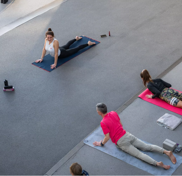 Pop Up Yoga in der BMW Welt