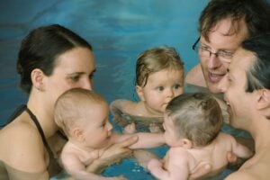 Babyschwimmen in München: So klappt der erste Kontakt mit dem Wasser