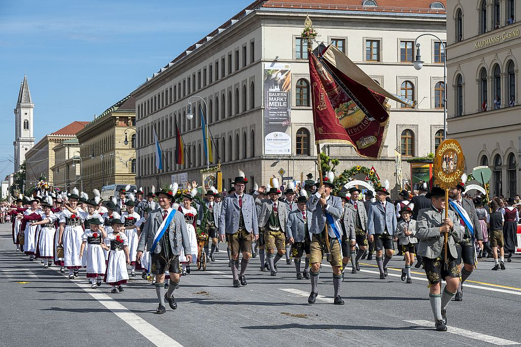 Oktoberfest Trachten- und Schützenzug