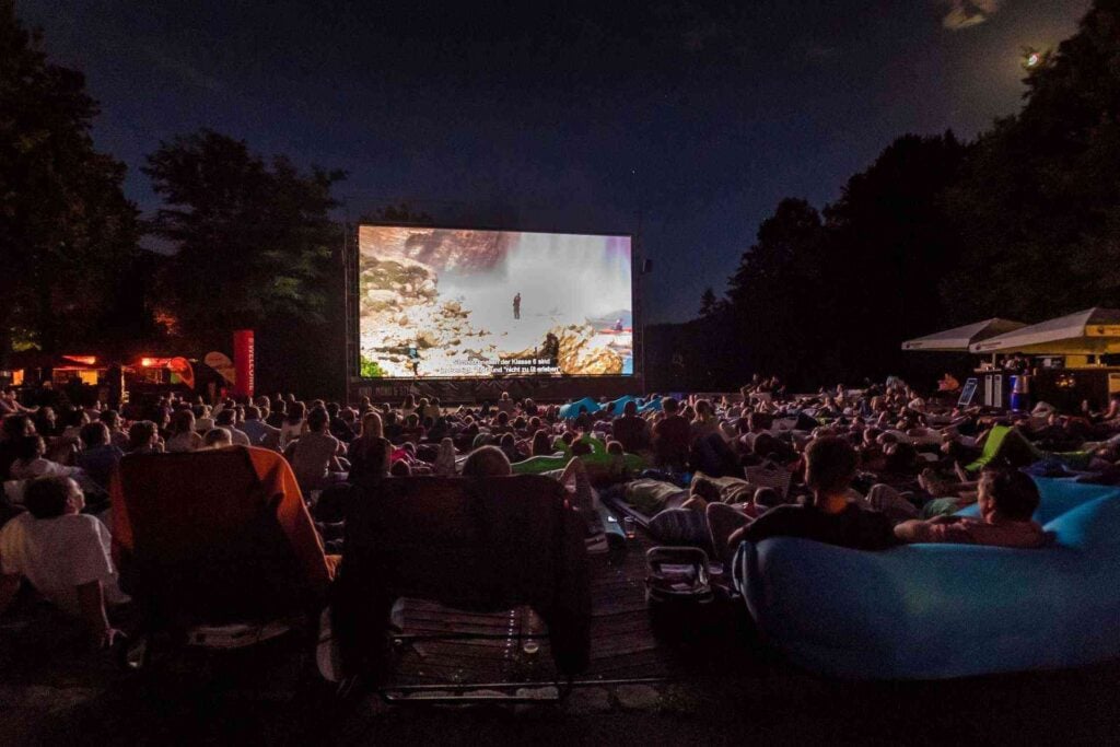 KinoMondSterne_Publikum_Leinwand_4_klein - IN München - Das Stadtmagazin Kino, Mond & Sterne