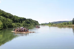 Mit dem Floß über die Isar