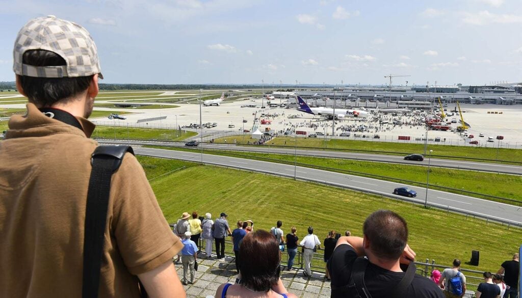 Flughafen_Aussichtshuegel - IN München - Das Stadtmagazin Besucherpark Flughafen München