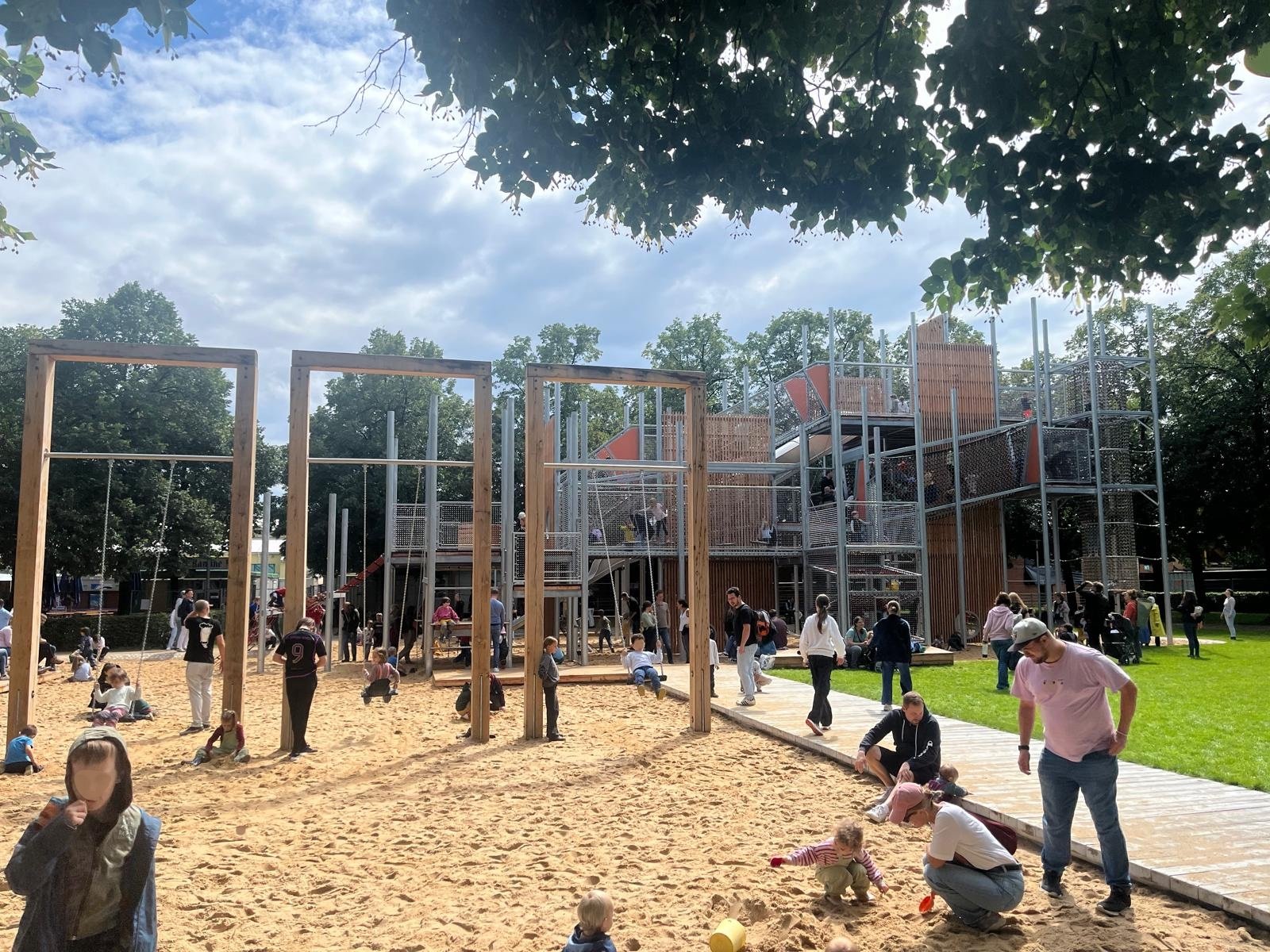 Kinder spielen auf dem Spielplatz Theresienwiese München