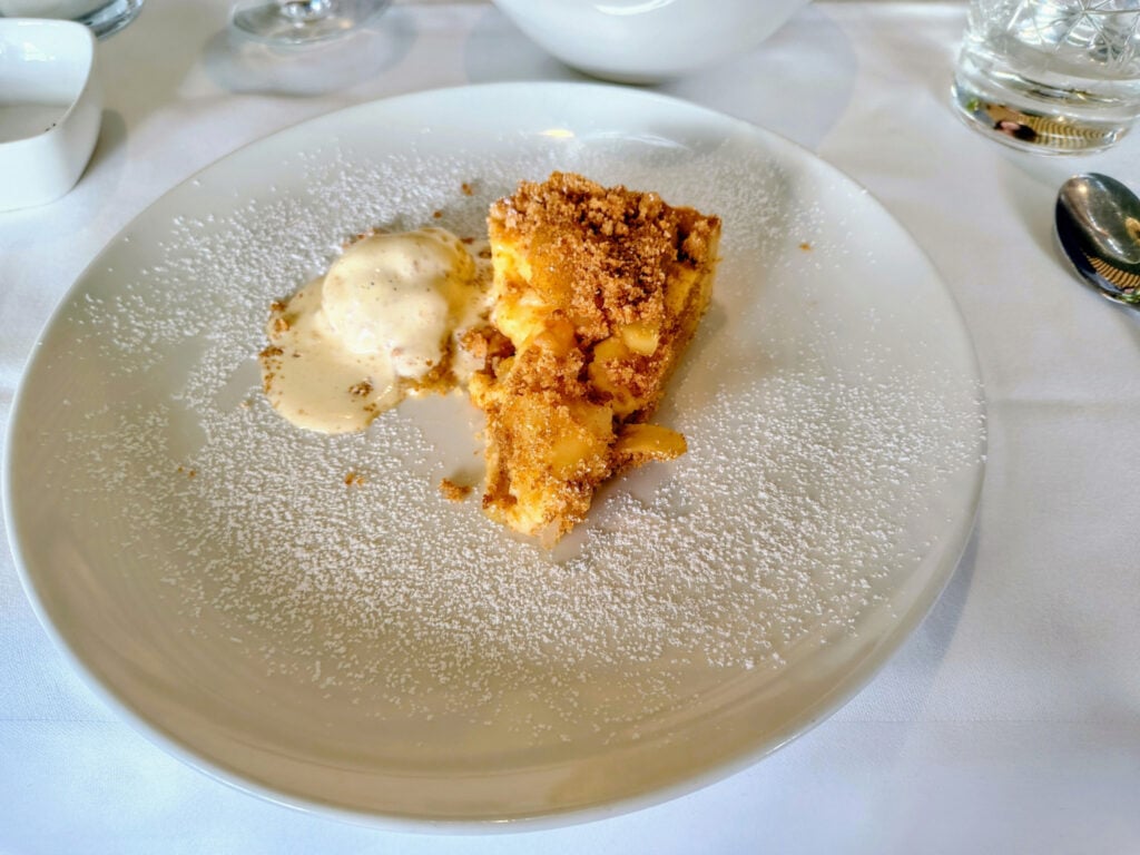 Apfelkuchen mit Vanilleeis