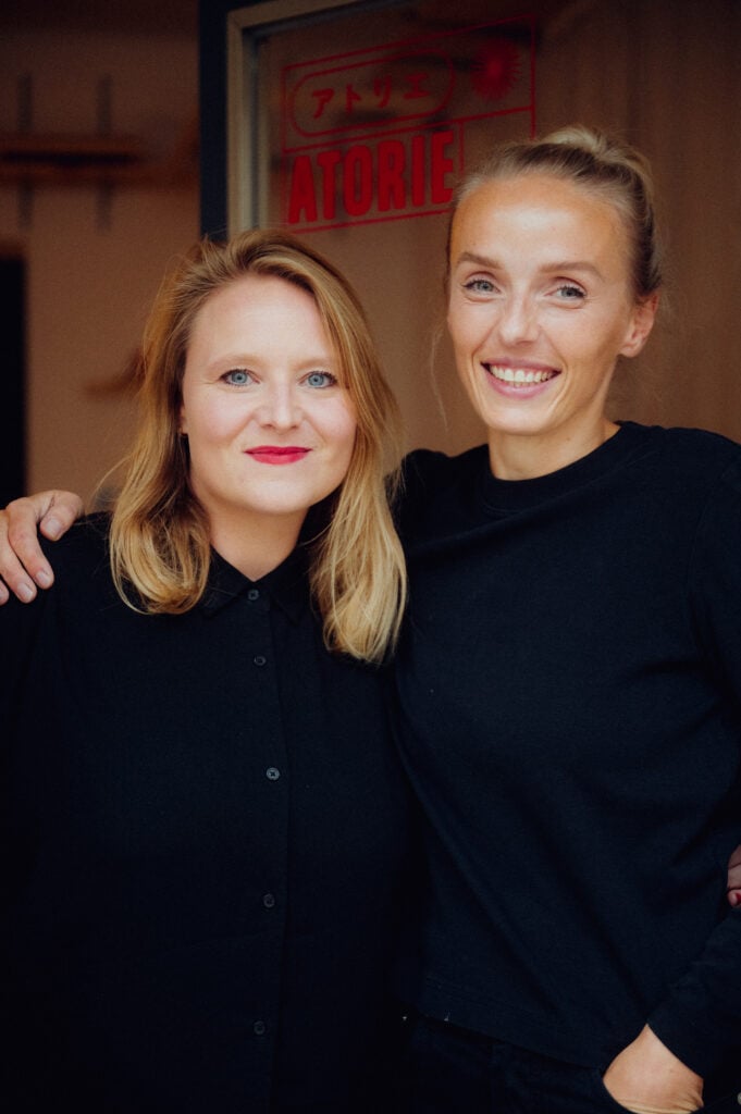 Gina und Darie Atorie - IN München - Das Stadtmagazin Perlenschmuck selber machen bei Atorie in der Maxvorstadt