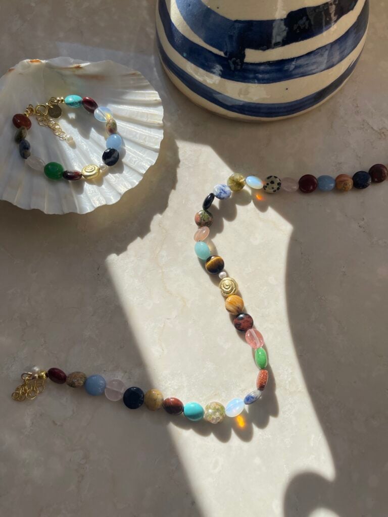 tela_wave_PIEDRA_necklace_mixed_gemstones_gold_snail_IMG_2166 - IN München - Das Stadtmagazin Individuelle Schmuckstücke bei tela wãve in Ramersdorf erschaffen