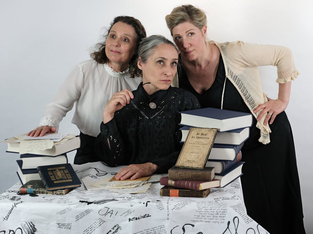 16a0a88-013633-65a8165eb996c42431c79ea03c85b428fcd5ba89-ensemble-peripher-so-freundlich-er-ist-so-kalt-ist-er-2manfred-lehner.webp - IN München - Das Stadtmagazin