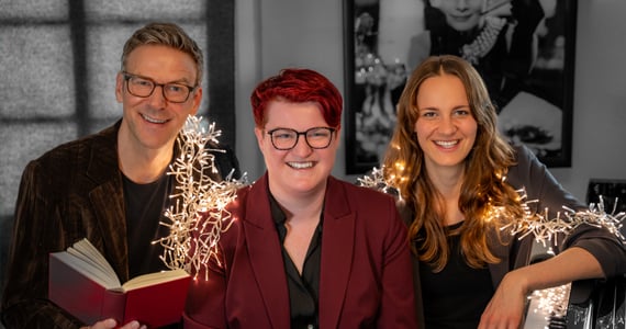 1a9a42e-022326-2074d5d1467e3de96614b3963f946892cfc2c2f0-weihnachtserinnerungen-570x300px.webp - IN München - Das Stadtmagazin