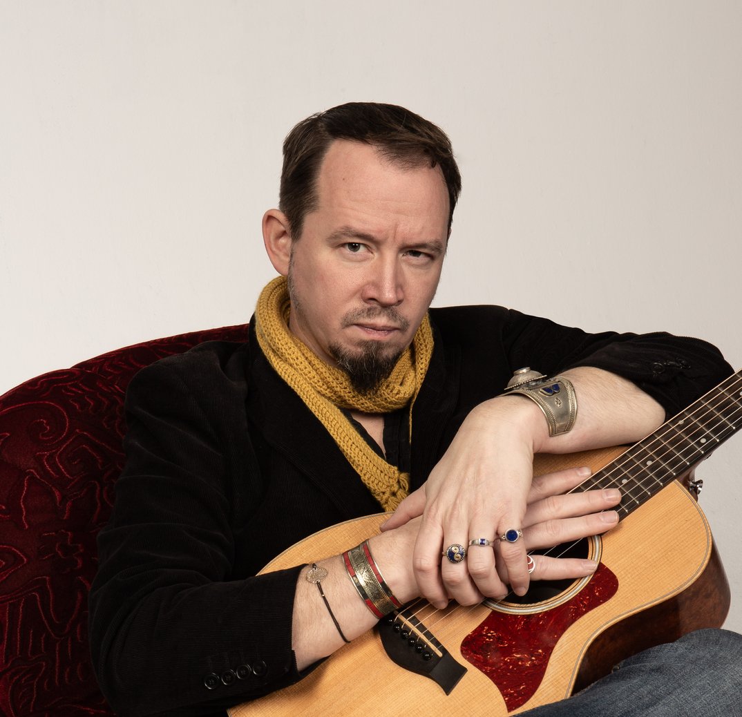 Musiker „Tileema“ aus Darmstadt im Beans & Books