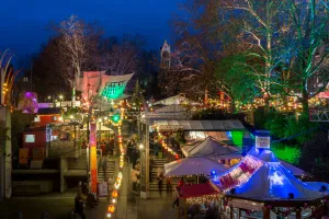 Kunst am Schwabinger Weihnachtsmarkt an der Münchner Freiheit