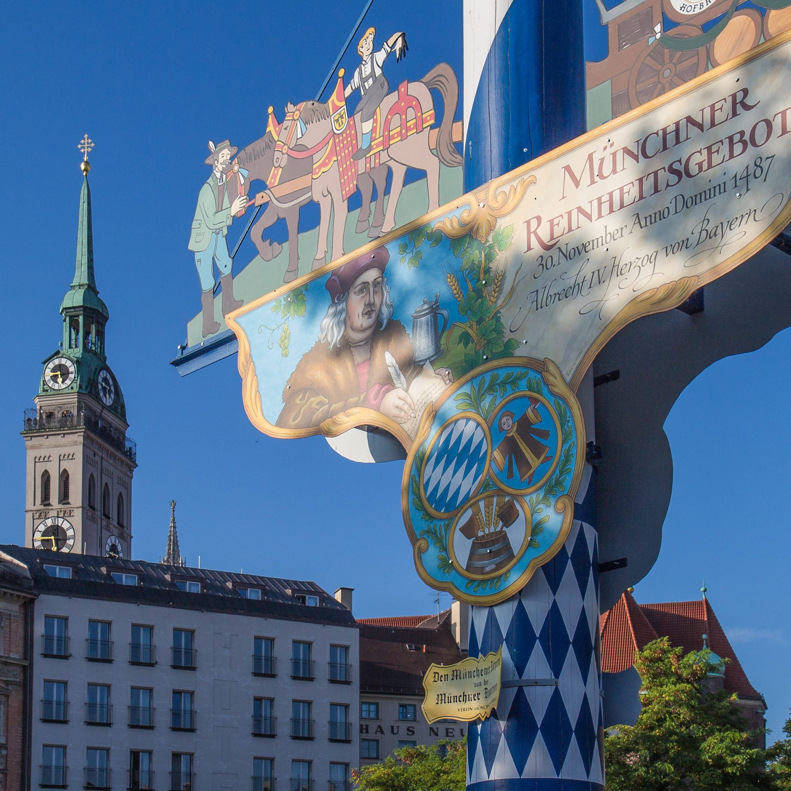 Maibaum auf dem Viktualienmarkt Muenchner Reinheitsgebot, © München Tourismus, Werner Boehm - IN München - Das Stadtmagazin Altstadt-Lehel: der Viktualienmarkt