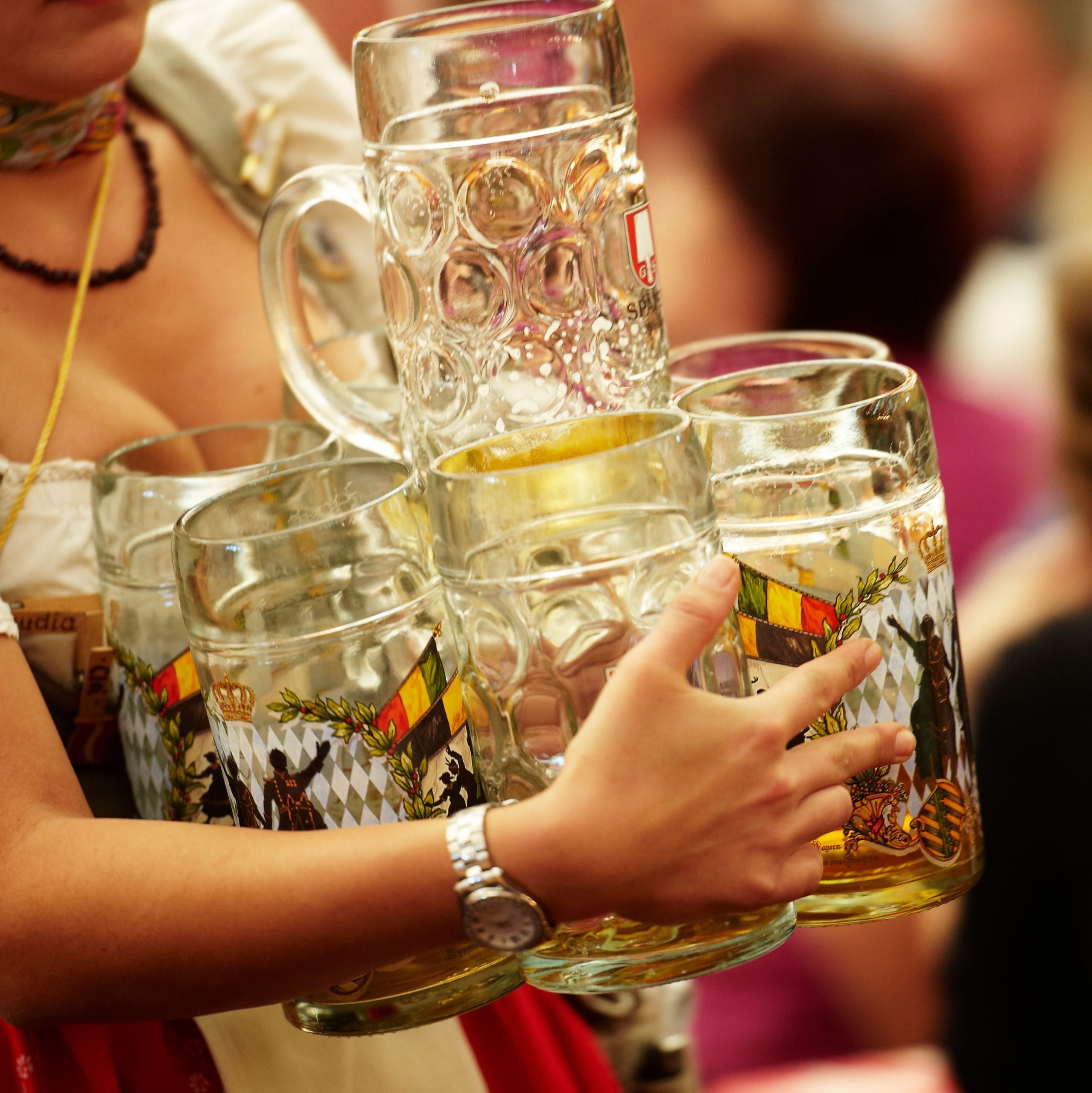 Oktoberfest leere Bierkruege, © München Tourismus, Frank Bauer - IN München - Das Stadtmagazin Ludwigsvorstadt-Isarvorstadt: Oktoberfest / Bierzelt