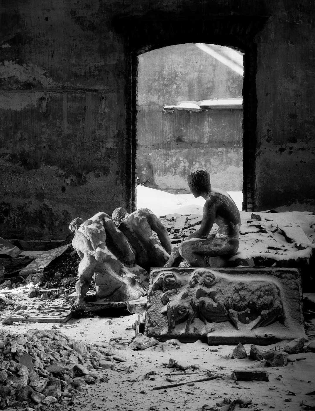 c0662e5-040334-a76605121be850e3ed3a04847cd89ea263de4495-01-list-gipsabgusse-1945-46-c-herbert-list-estate-300dpi.webp - IN München - Das Stadtmagazin