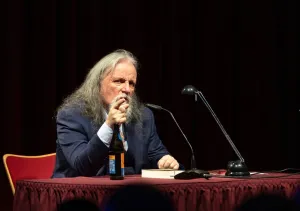 Lesungen im April: Lesegenuss mit Goldrand