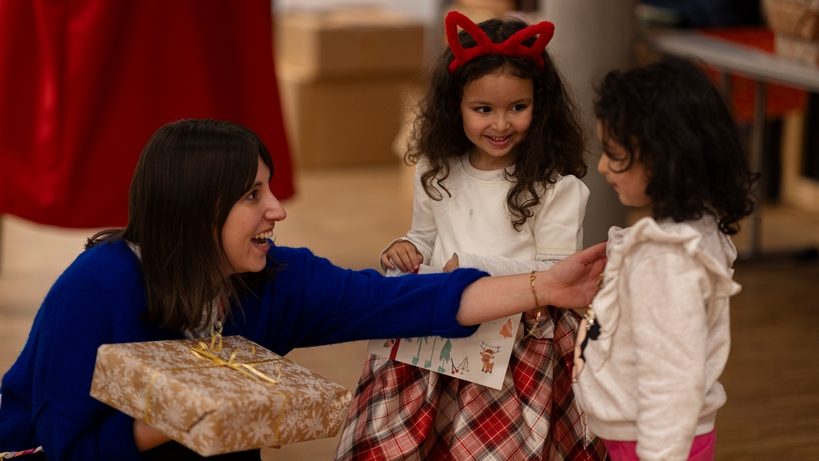 KWB-Geschenkeuebergabe-2024_12 - IN München - Das Stadtmagazin