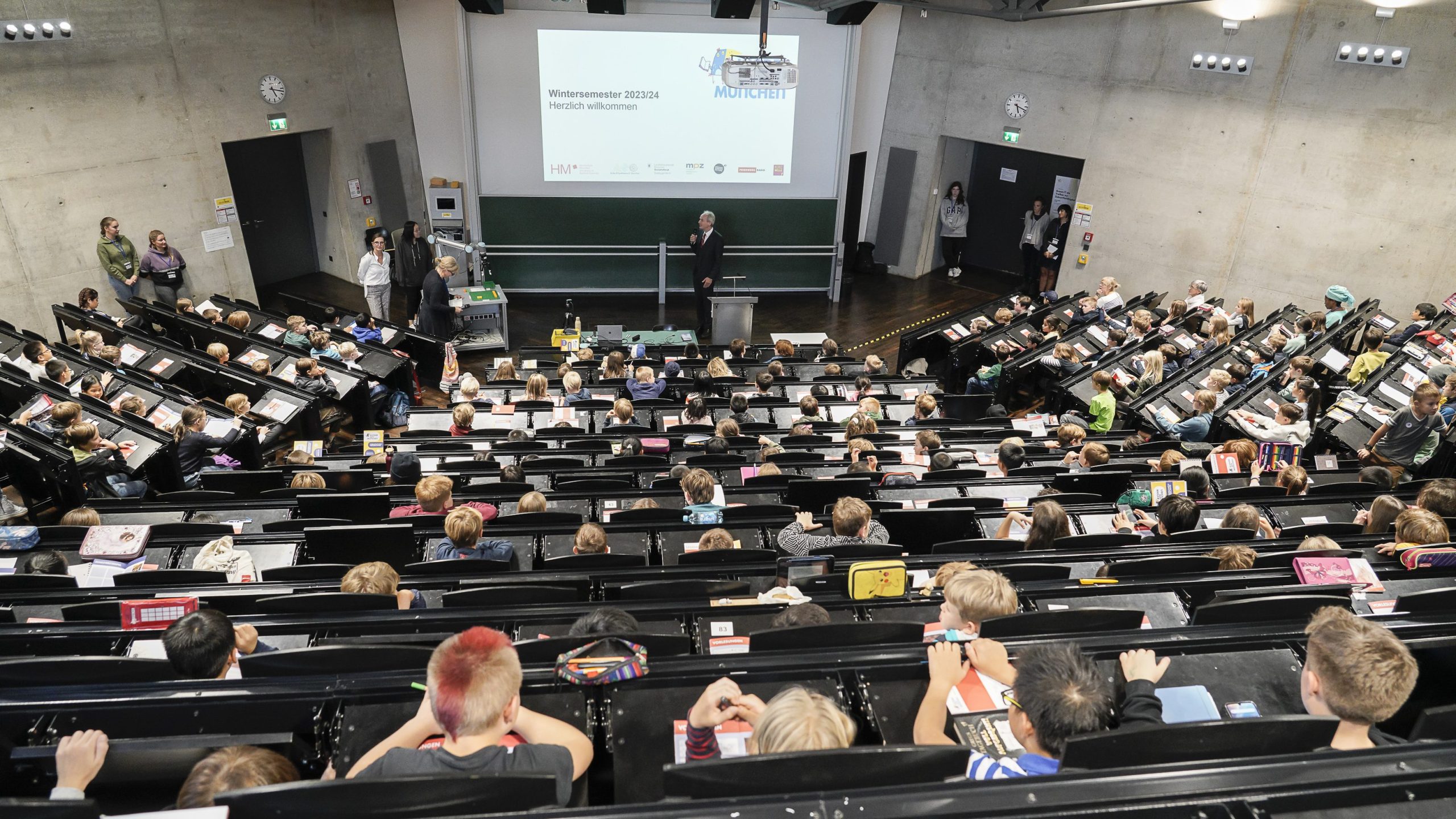 Kinder besuchen eine Vorlesung der KinderUni